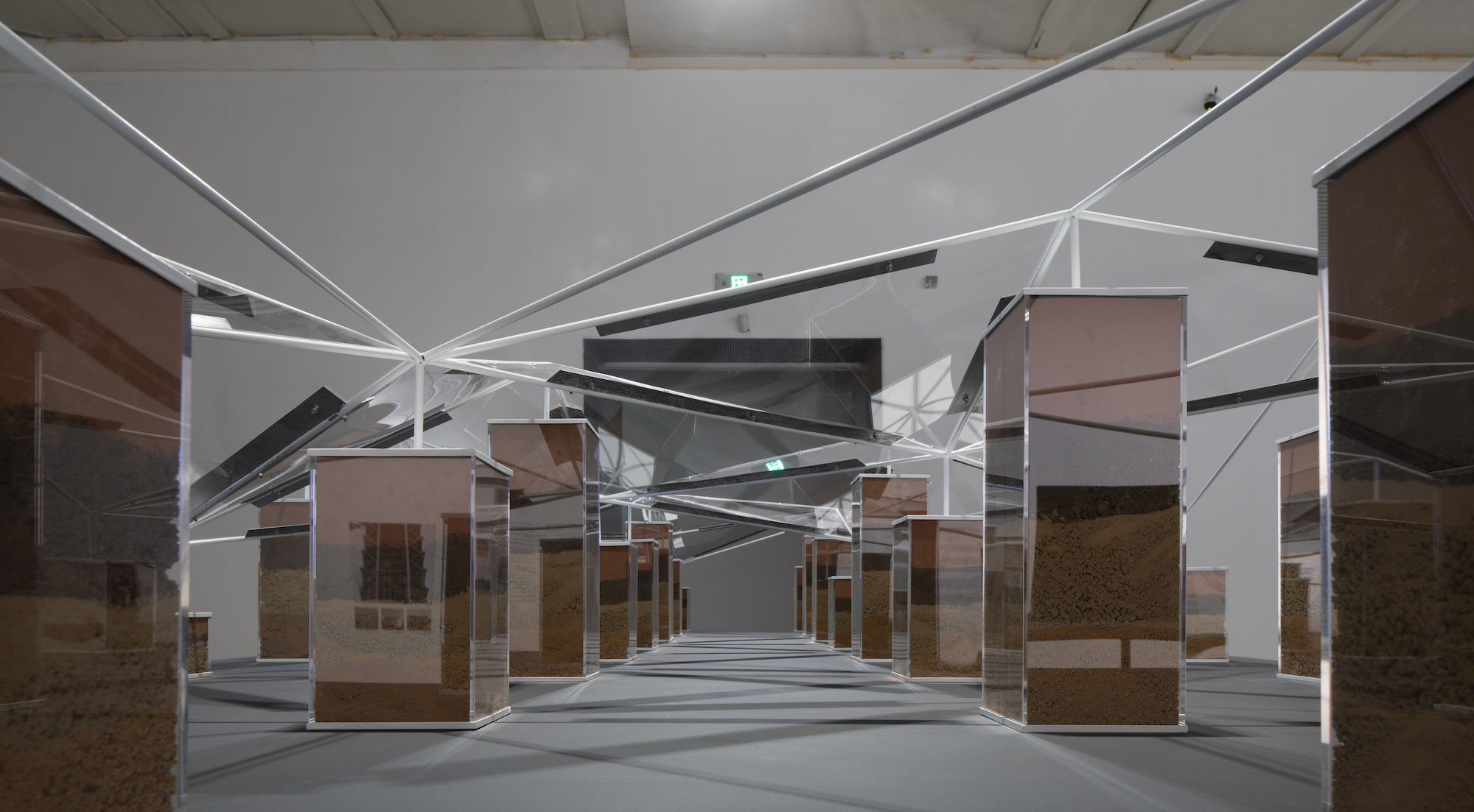 “直行与迂回”展现现场，©上海当代艺术博物馆。