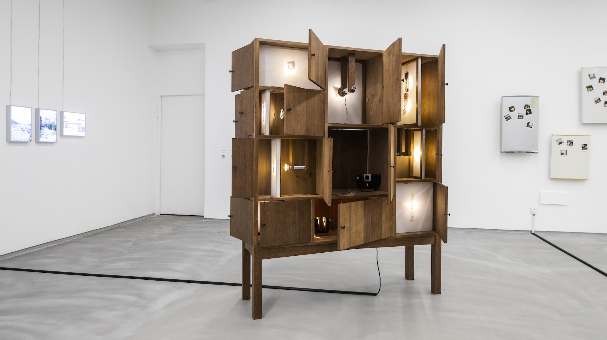 "他是谁？ ——耿建翌作品回顾展"展览现场，©️上海当代艺术博物馆。