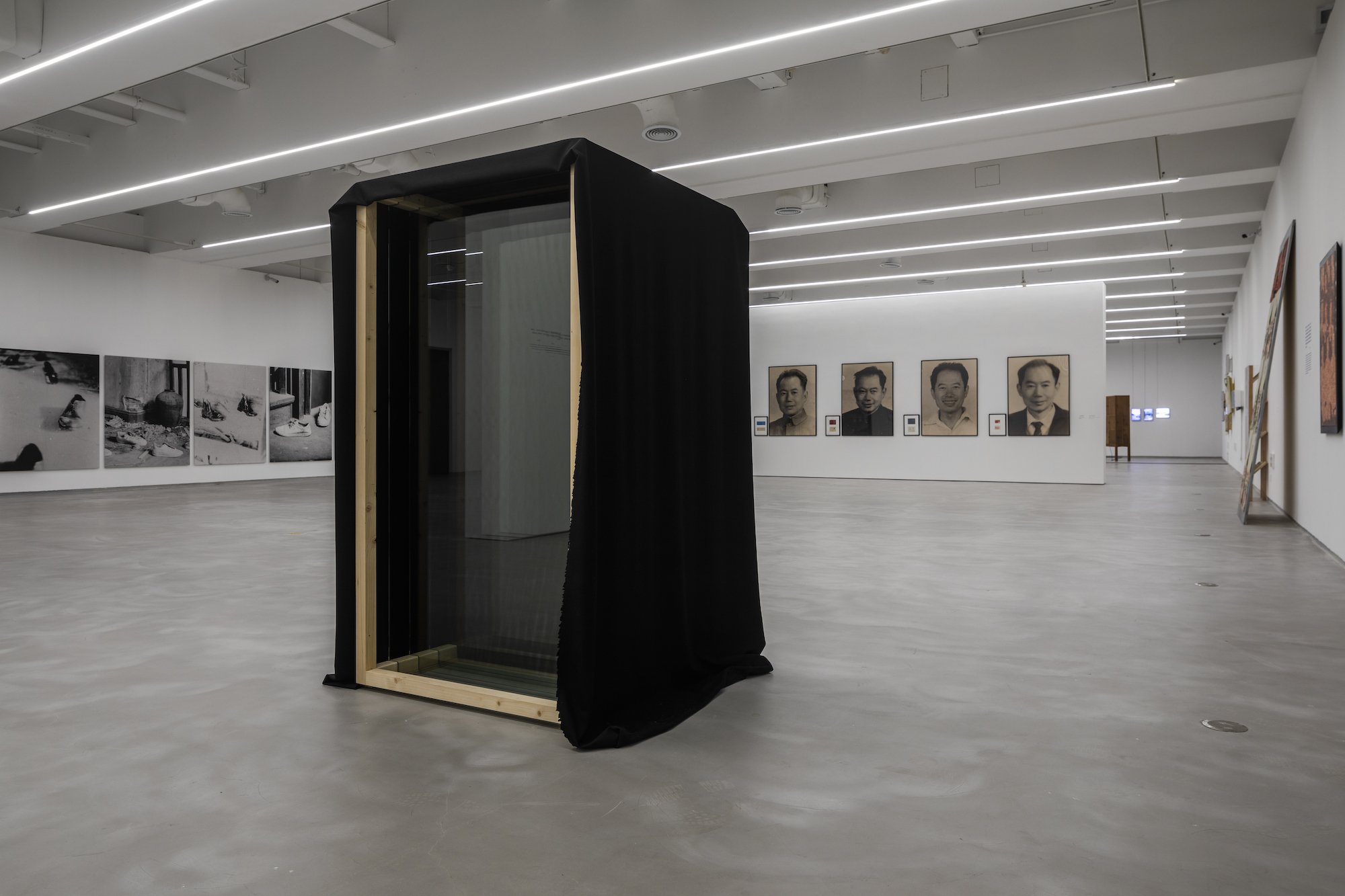 "他是谁？ ——耿建翌作品回顾展"展览现场，©️上海当代艺术博物馆。